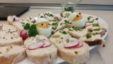 Belegte Baguettescheiben auf einem TellerSemmeln auf 