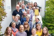 Personengruppe vor einem Gebäude