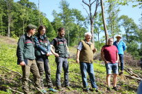 5 Personen stehen im Freien